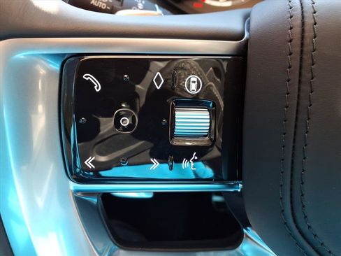 Certified 2025 Land Rover Range Rover SE image 17