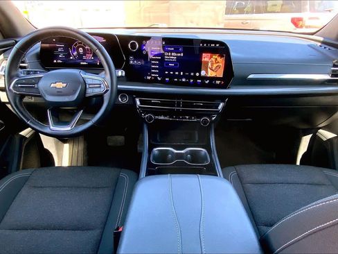 Used 2025 Chevrolet Traverse LT image 16