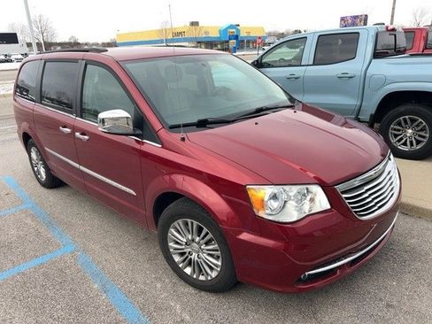 Used 2014 Chrysler Town & Country Touring-L w/ Driver Convenience Group image 3