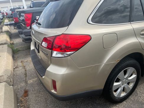 Used 2010 Subaru Outback 2.5i Limited AWD/4WD image 14