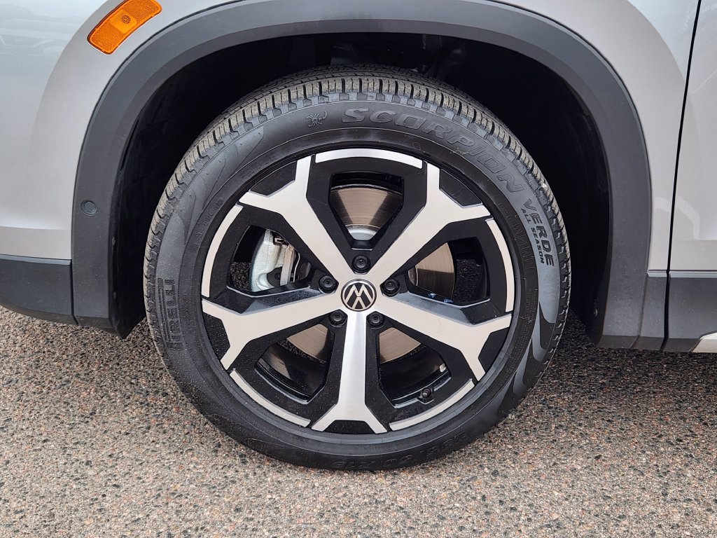 Used 2025 Volkswagen Tiguan SE AWD/4WD image 9