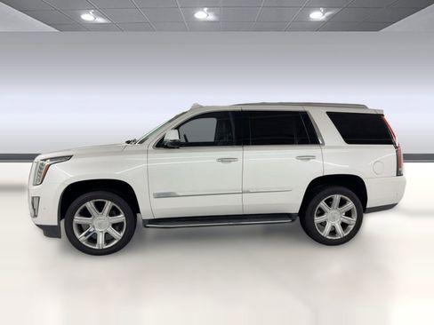 Used 2018 Cadillac Escalade Luxury image 2