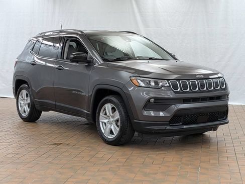Used 2022 Jeep Compass Latitude w/ Convenience Group FWD image 2