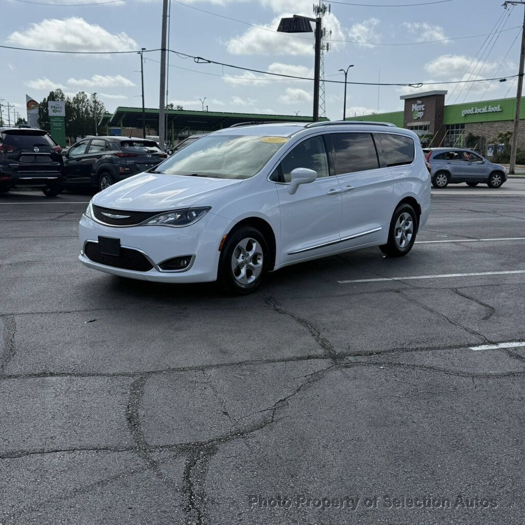 Used 2017 Chrysler Pacifica Touring-L Plus FWD image 5