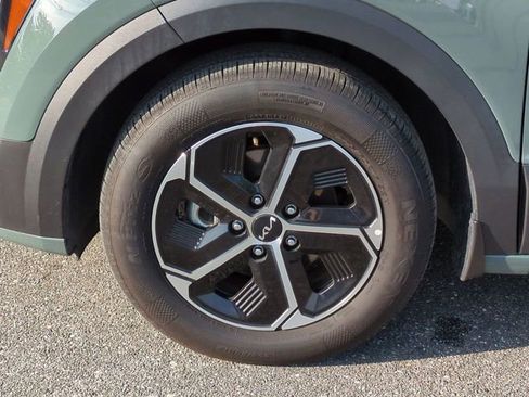 Used 2025 Kia Niro EX FWD image 11