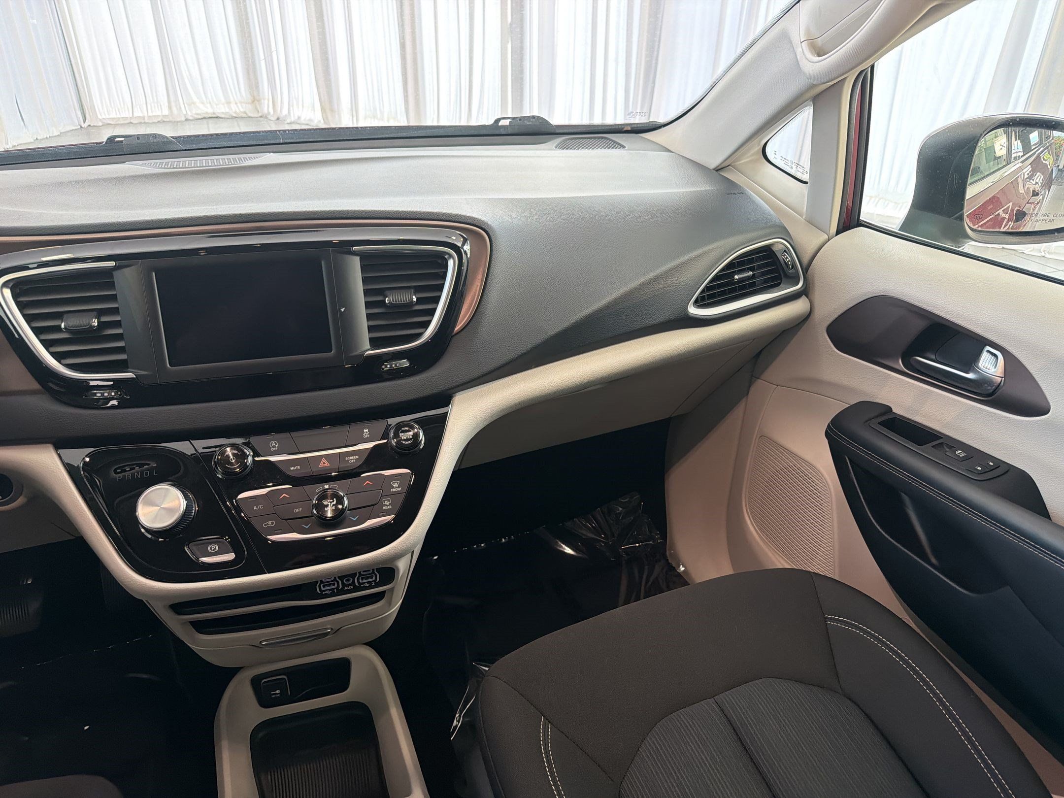 Used 2023 Chrysler Voyager LX FWD image 30