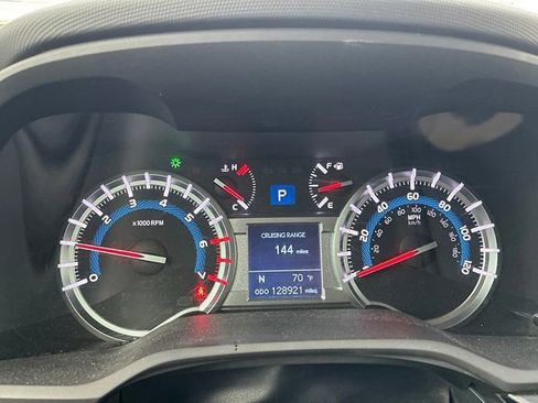Used 2018 Toyota 4Runner SR5 AWD/4WD image 25