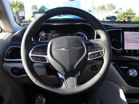 Used 2022 Chrysler Pacifica Limited image 13