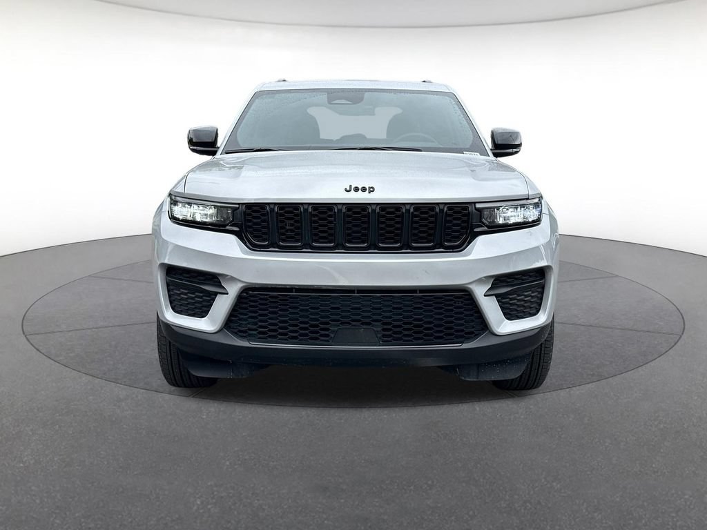 Used 2025 Jeep Grand Cherokee Altitude AWD/4WD image 9