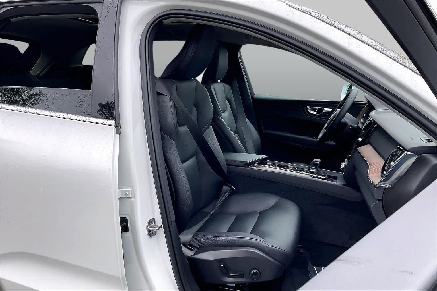 Used 2022 Volvo XC60 B5 Momentum w/ Climate Package AWD/4WD image 8