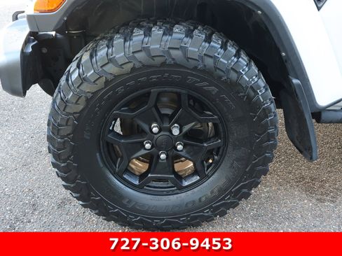 Used 2021 Jeep Gladiator Willys image 12