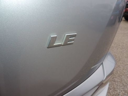 Used 2018 Toyota RAV4 LE FWD image 14