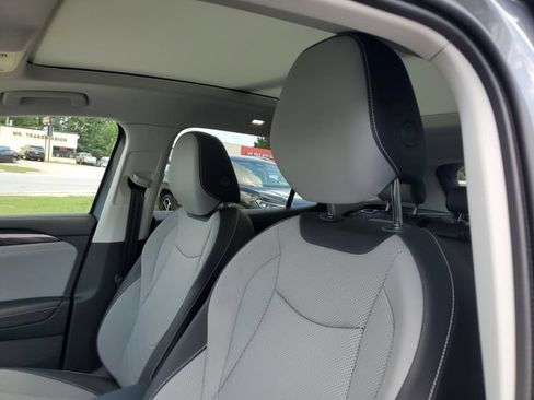 Certified 2025 Volkswagen Tiguan SE w/ Panoramic Sunroof Package AWD/4WD image 16