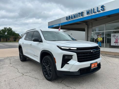 Used 2024 Chevrolet Traverse LT w/ Enhanced Driving Package FWD image 1