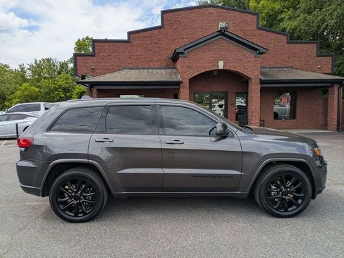 Used 2020 Jeep Grand Cherokee Altitude RWD image 3