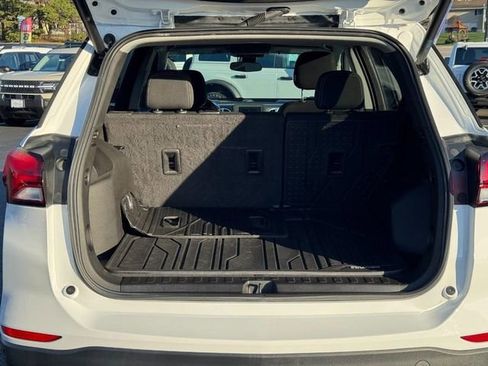 Used 2022 Chevrolet Equinox LT w/ Driver Convenience Package image 4