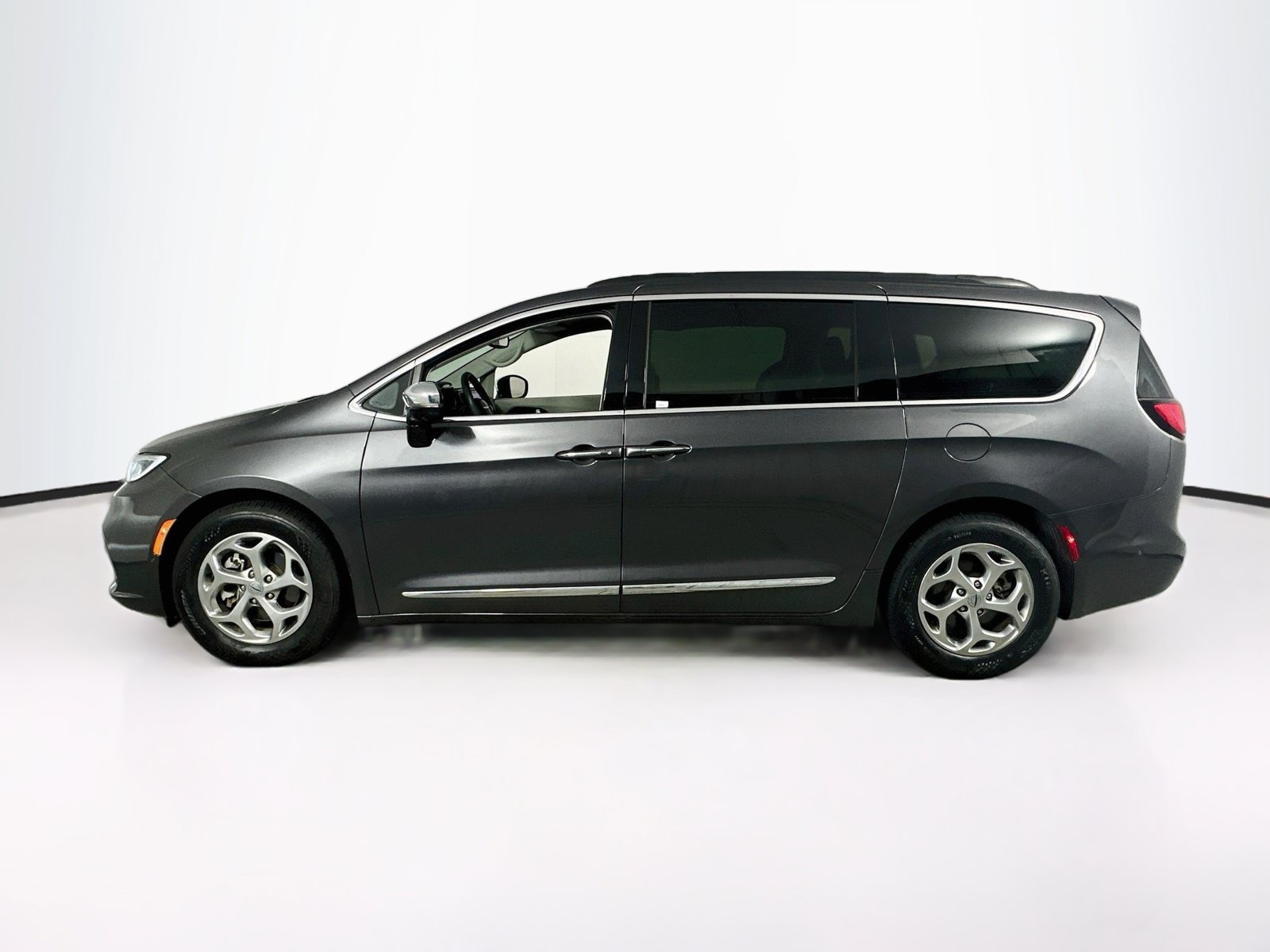 Used 2023 Chrysler Pacifica Limited w/ Trailer Tow Group FWD image 8