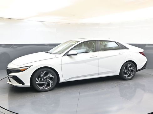 Used 2025 Hyundai Elantra SEL w/ Cargo Package image 2