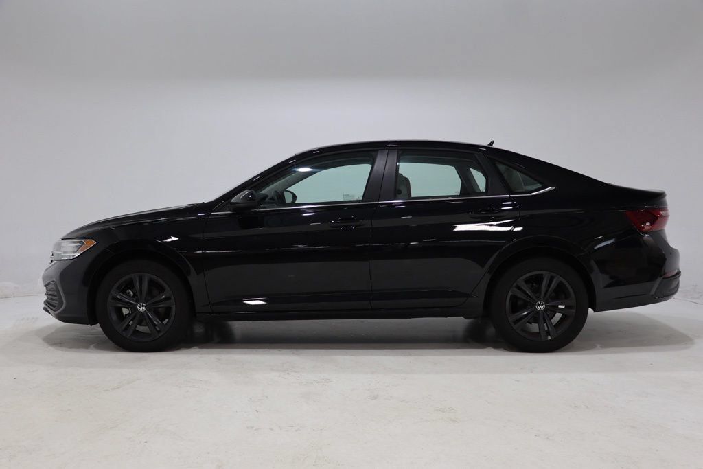 Used 2024 Volkswagen Jetta SE w/ Panoramic Sunroof Package FWD image 4
