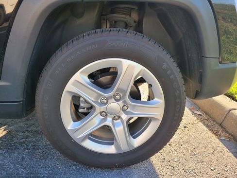 Used 2023 Jeep Compass Latitude AWD/4WD image 7