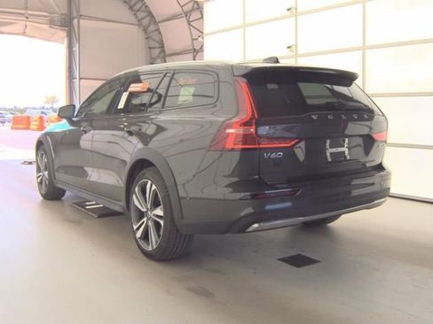 Used 2025 Volvo V60 B5 Cross Country Plus image 3