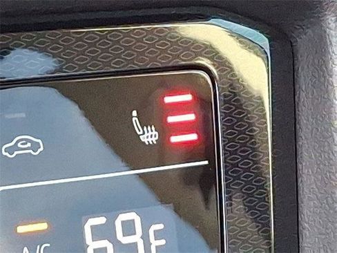 New 2025 Volkswagen Taos SE image 22