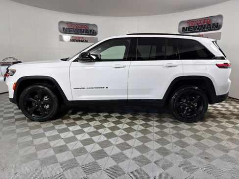 Used 2025 Jeep Grand Cherokee Limited w/ Black Appearance Package AWD/4WD image 8