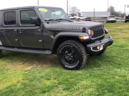 Used 2025 Jeep Gladiator Sport image 2