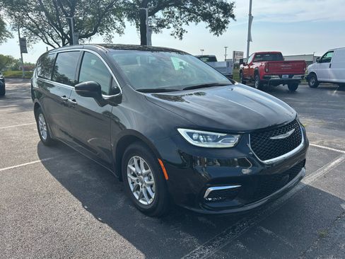 Used 2025 Chrysler Pacifica Select FWD image 3