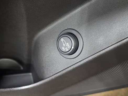 Used 2024 Chevrolet Equinox LT w/ LPO, Floor Liner Package FWD image 31