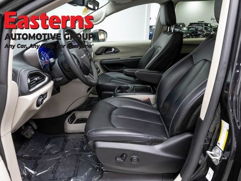 Used 2023 Chrysler Pacifica Touring-L FWD image 14