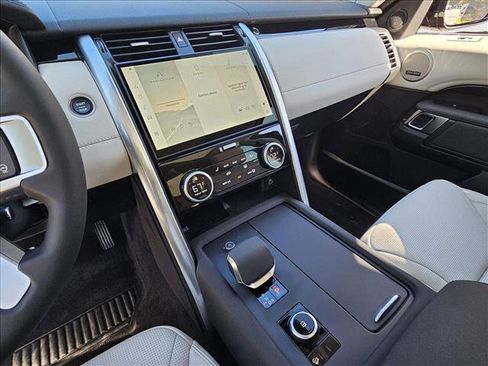 New 2025 Land Rover Discovery S image 12