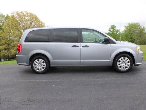 Used 2019 Dodge Grand Caravan SE FWD image 2