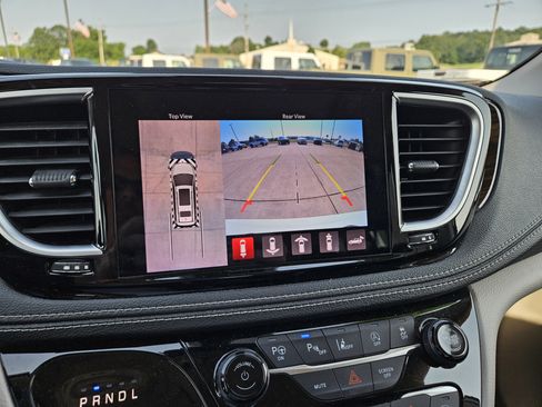 Used 2022 Chrysler Pacifica Limited FWD image 23
