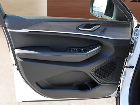 New 2025 Jeep Grand Cherokee Limited w/ Black Appearance Package image 11