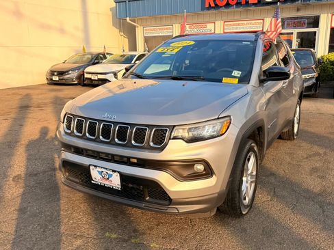Used 2024 Jeep Compass Latitude AWD/4WD image 4