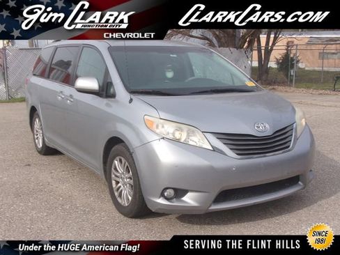 Used 2014 Toyota Sienna XLE image 1