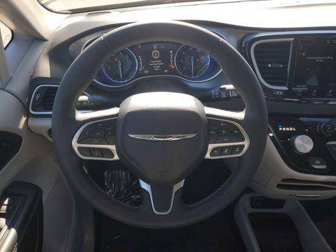 Used 2024 Chrysler Pacifica Touring-L image 21