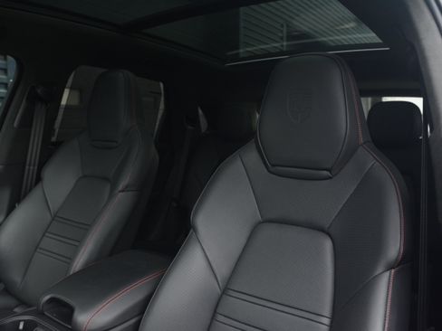 Used 2025 Porsche Cayenne GTS AWD/4WD image 5