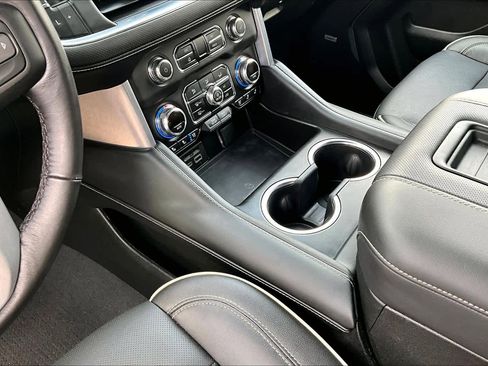 Used 2021 GMC Yukon XL SLT w/ SLT Premium Package image 17