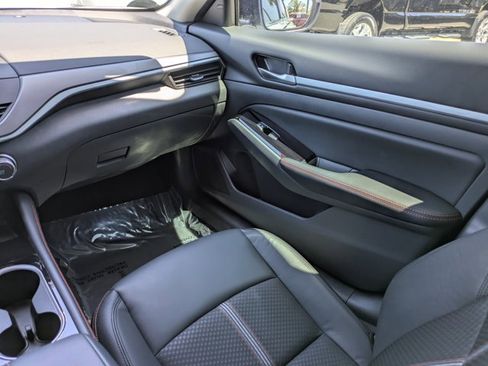 Certified 2025 Nissan Altima 2.5 SR FWD image 17