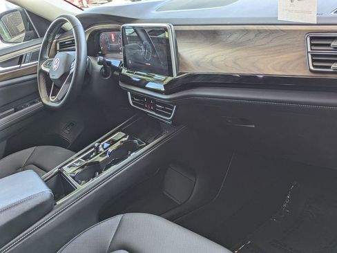 Used 2025 Volkswagen Atlas SE image 32