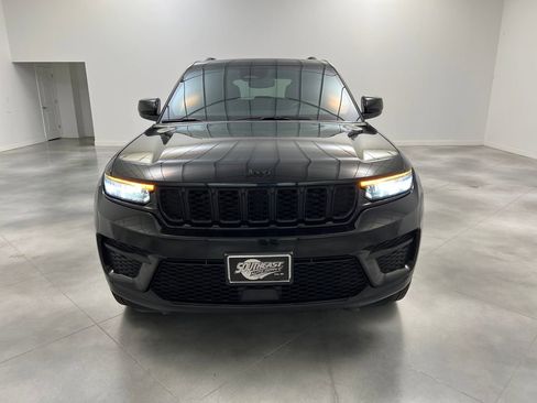Used 2024 Jeep Grand Cherokee Altitude image 2