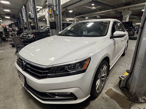 Used 2018 Volkswagen Passat 2.0T SEL Premium image 2