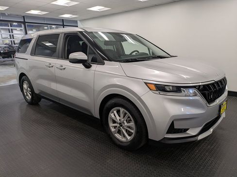 Certified 2022 Kia Carnival LX image 3