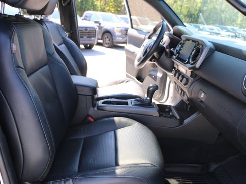 Used 2020 Toyota Tacoma TRD Off-Road w/ TRD Premium Off Road Package AWD/4WD image 29