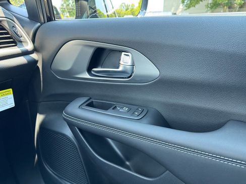 New 2026 Chrysler Pacifica Select image 21