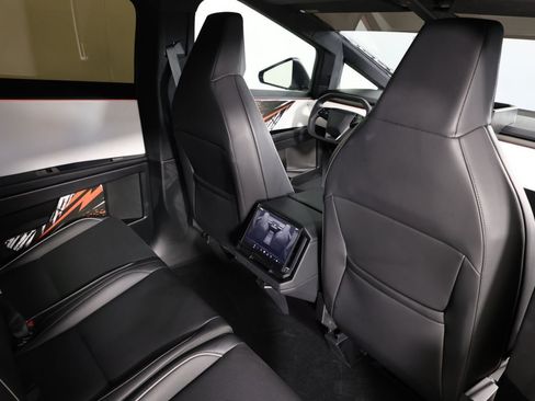 Used 2024 Tesla Cybertruck AWD Crew Cab image 39