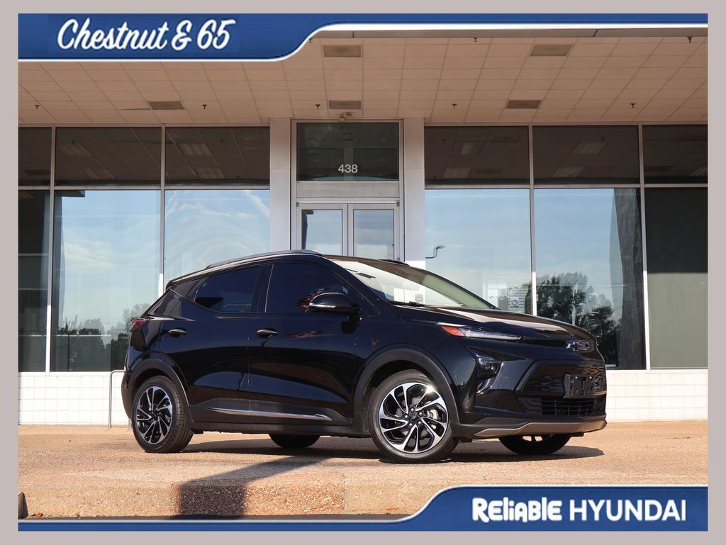 Used 2023 Chevrolet Bolt EUV Premier w/ Sun & Sound Package FWD image 1
