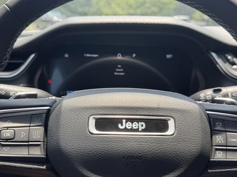 Used 2023 Jeep Grand Cherokee L Laredo image 16